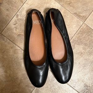 Like New Sarto by Franco Sarto Women’s Black Leather Lindy Flats Size 9.5